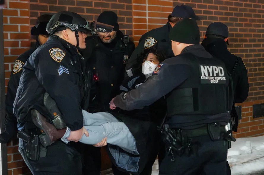 Casi 70 detenidos en protesta en hotel de Nueva York que supuestamente alberga a agentes migratorios
