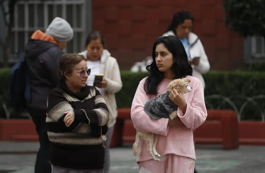 Un fuerte sismo de magnitud 6.5 sacude el centro en México