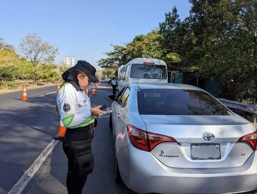 VMT impuso más de 137,000 esquelas en 2025, el 79 % fueron a conductores de vehículos particulares