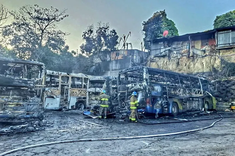 Voraz incendio destruye 10 unidades de transporte colectivo y cuatro vehículos en Soyapango