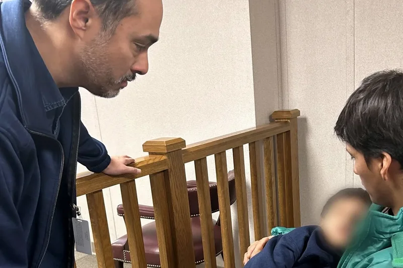 Juez federal ordena que niño de 5 años y su padre sean liberados del centro de inmigración