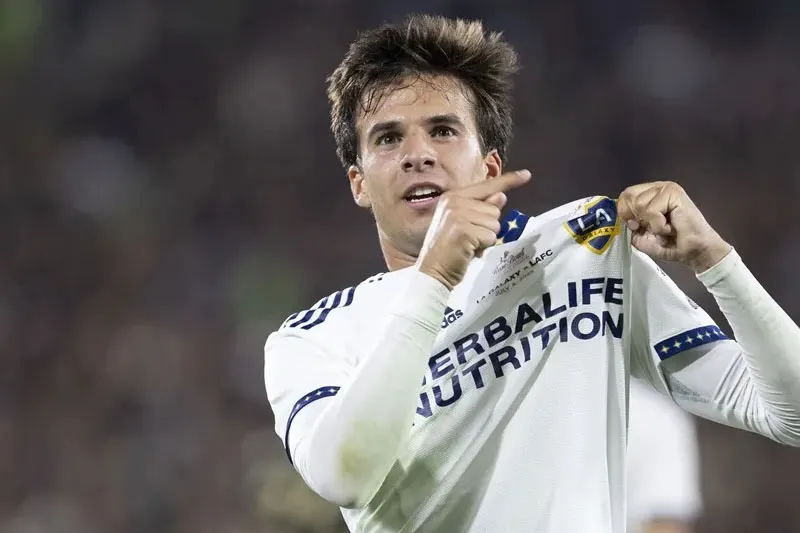 Riqui Puig vuelve a operarse por su lesión de cruzado y no regresará antes de 2027