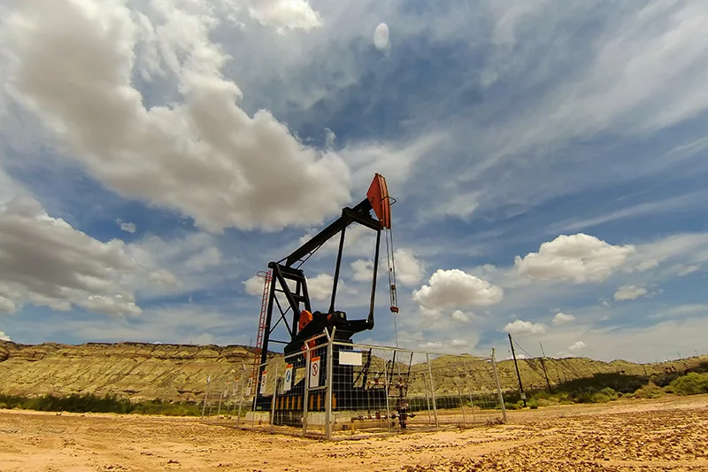 El petróleo de Texas, de referencia para El Salvador, cerró en $102.48 por guerra en Oriente Medio