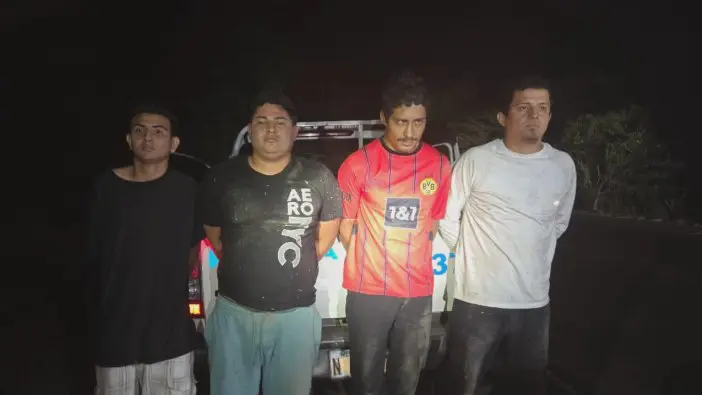 PNC captura a cuatro sujetos señalados de transportar drogas en dos vehículos en La Paz