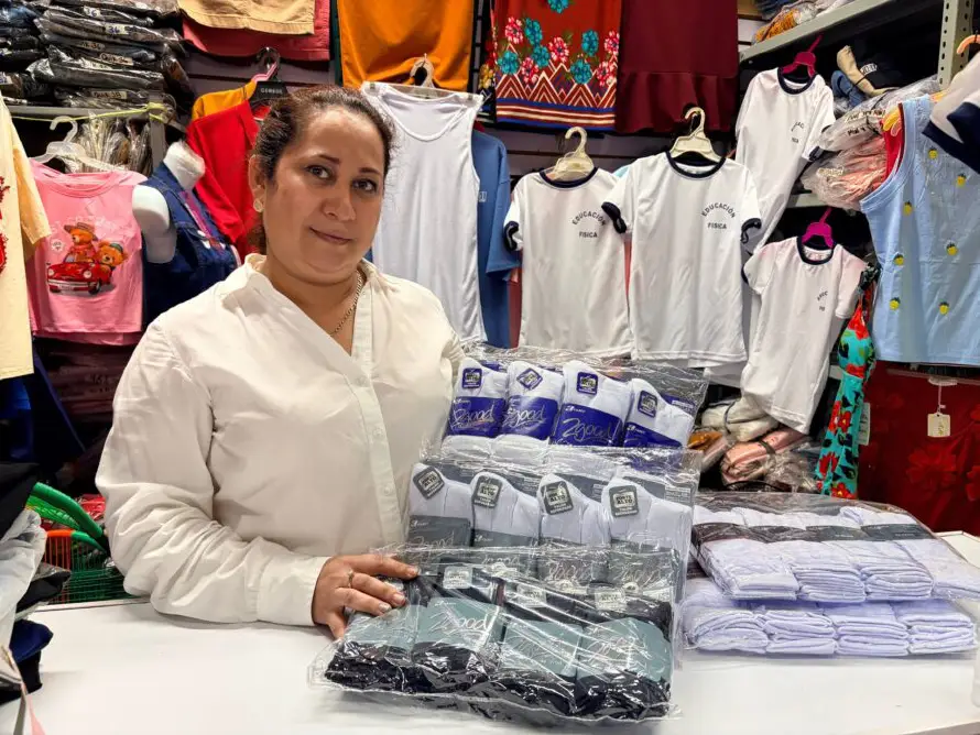 Uniformes de educación física, centros y calcetas encabezan la oferta escolar en el mercado Sagrado Corazón de Jesús