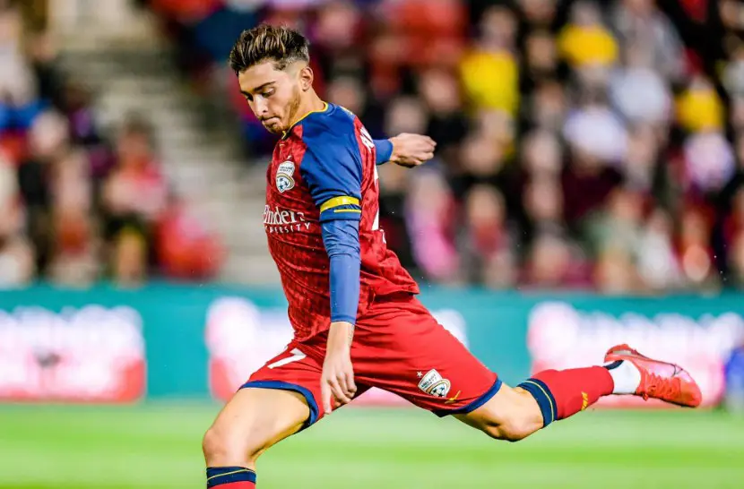 El futbolista australiano Josh Cavallo dice que la homofobia marcó su salida del Adelaide United