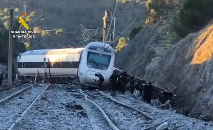 Se eleva a 40 el número de muertos en el accidente de trenes de España