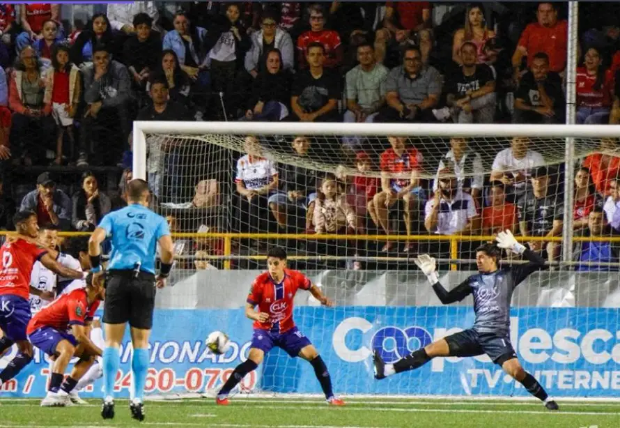 El portero salvadoreño Mario González, figura en el triunfo del San Carlos sobre Puntarenas en la liga de Costa Rica