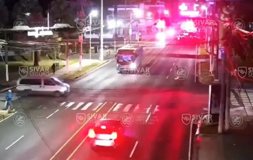 Video: cámaras de Sivar Seguro captan accidente donde motociclista murió tras chocar con un bus en Paseo Escalón