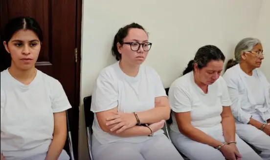 Red que ofrecía liberar a detenidos del régimen de excepción recibe condena de hasta 110 años de prisión