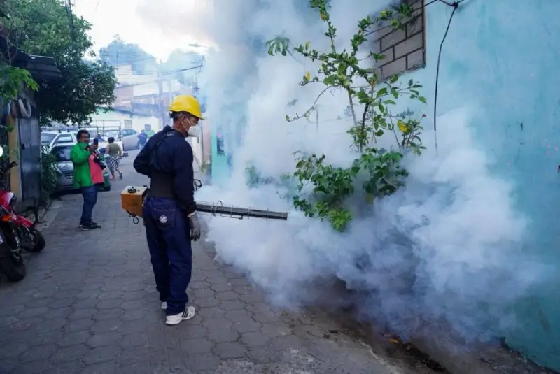 Lanzan plan de fumigación para intervenir 250,000 viviendas en San Salvador Centro