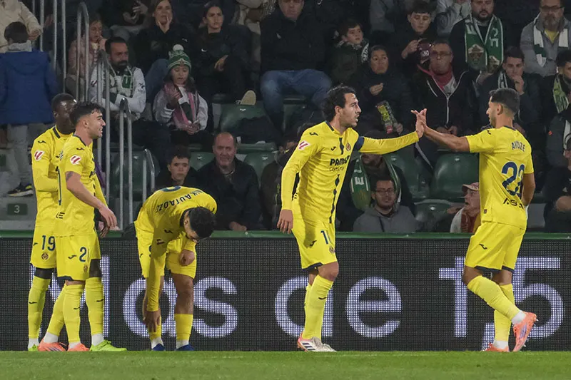 El Villarreal recupera la pegada y acaba con el invicto del Elche como local