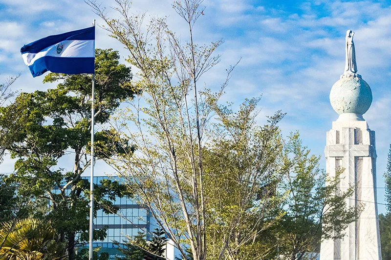 Servicios públicos deficientes, desempleo y deuda encabezan los riesgos de El Salvador en 2026