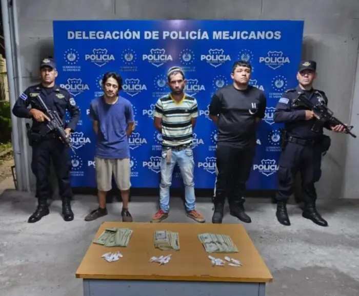 Dos salvadoreños y un nicaragüense capturados por vender droga en Mejicanos