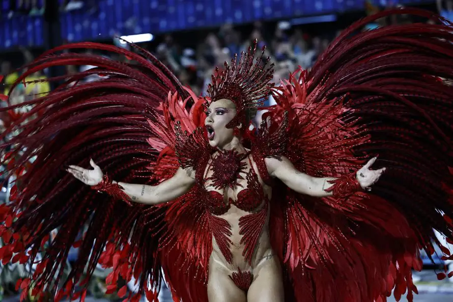La novia de Vinicius debuta como reina en el carnaval de Río de Janeiro
