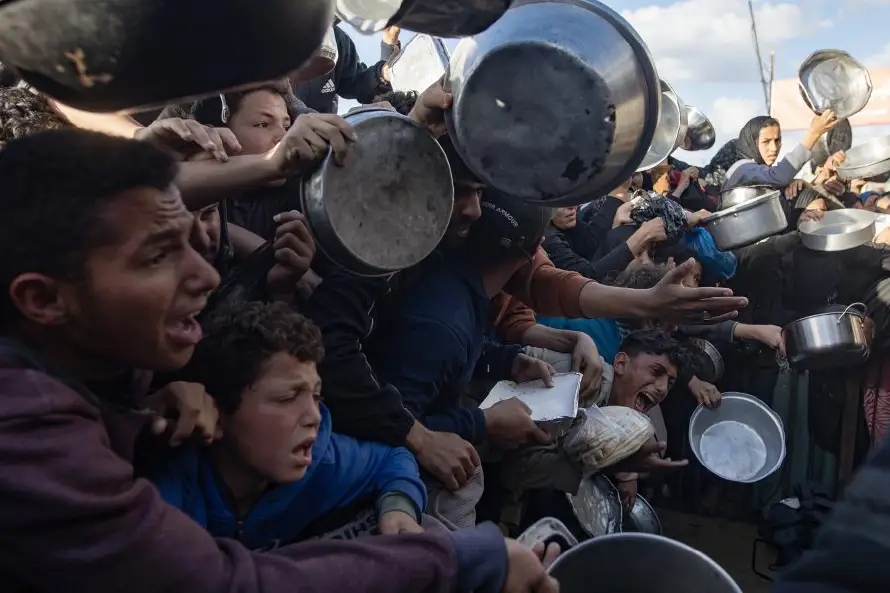 Las cocinas benéficas de Gaza alimentan a familias desplazadas durante el Ramadán