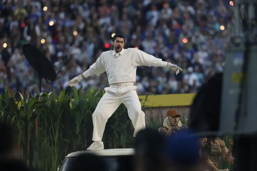 Congresistas republicanos piden multar y encerrar a Bad Bunny tras el Super Bowl