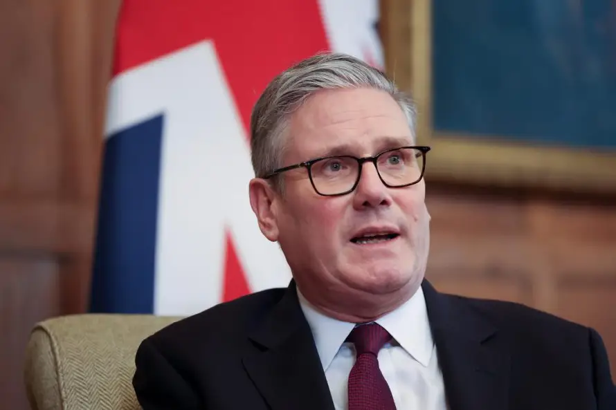 Keir Starmer, primer ministro británico, anuncia que buscará restringir el uso de redes sociales en menores de edad