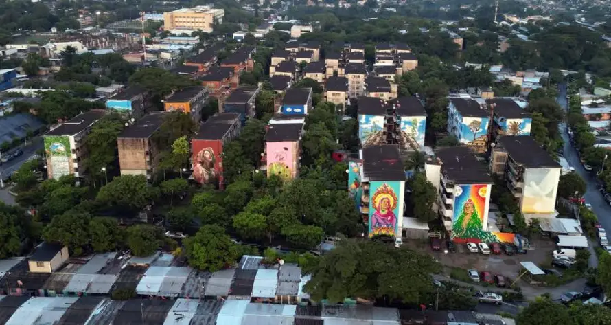 Venezolano crea mural con más de 100 mil tapas plásticas en colonia Zacamil