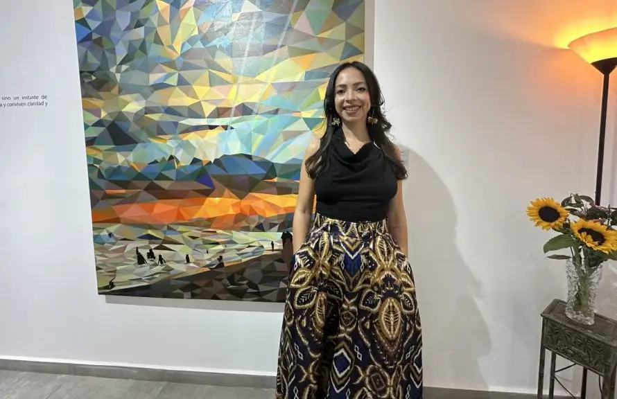 Lucrecia, la artista salvadoreña que retrata el atardecer sobre las olas de El Salvador