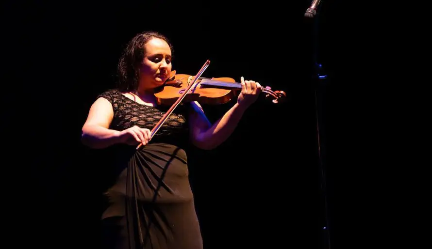 La violinista Michelle Campos llevará romances a la plaza Árbol de Dios
