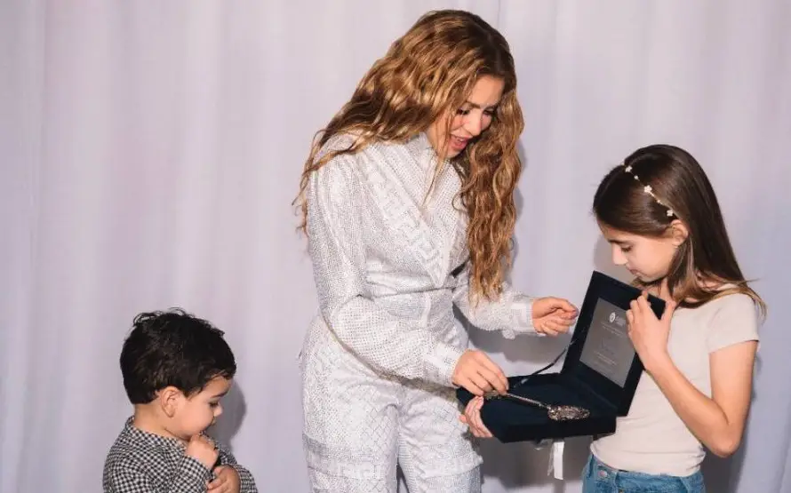 Alcaldía de San Salvador revela que entregó llave de la ciudad a Shakira