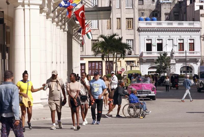Cuba cierra hoteles por crisis energética y traslada a turistas