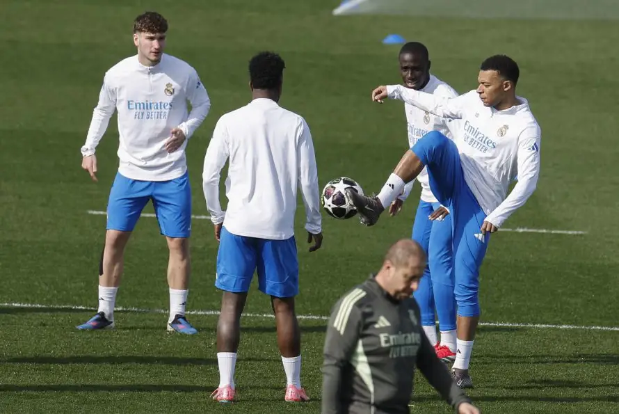 Kylian Mbappé es baja ante Benfica por molestias en la rodilla