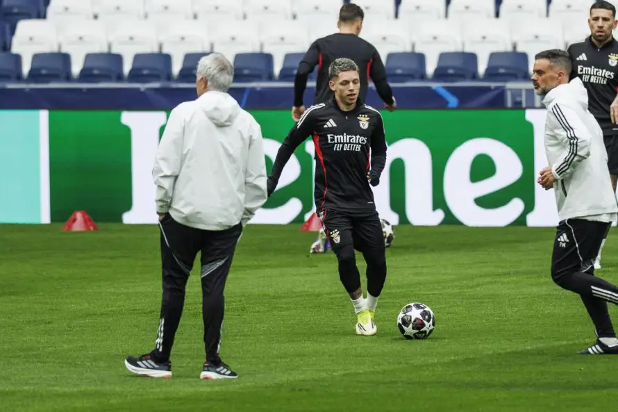 José Mourinho y Gianluca Prestianni, en el entrenamiento del Benfica en el Bernabéu