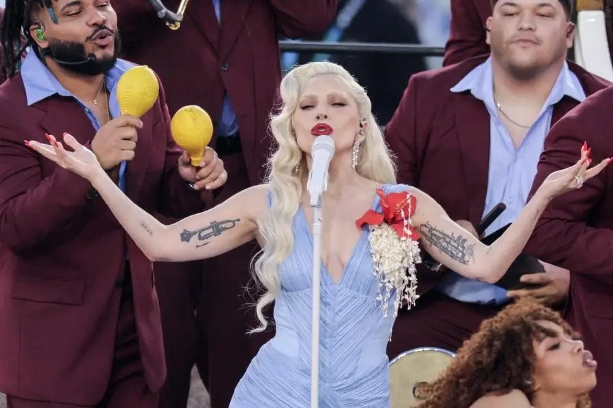 Un vestido dominicano y una Flor de Maga: Lady Gaga reivindica lo latino en la Super Bowl