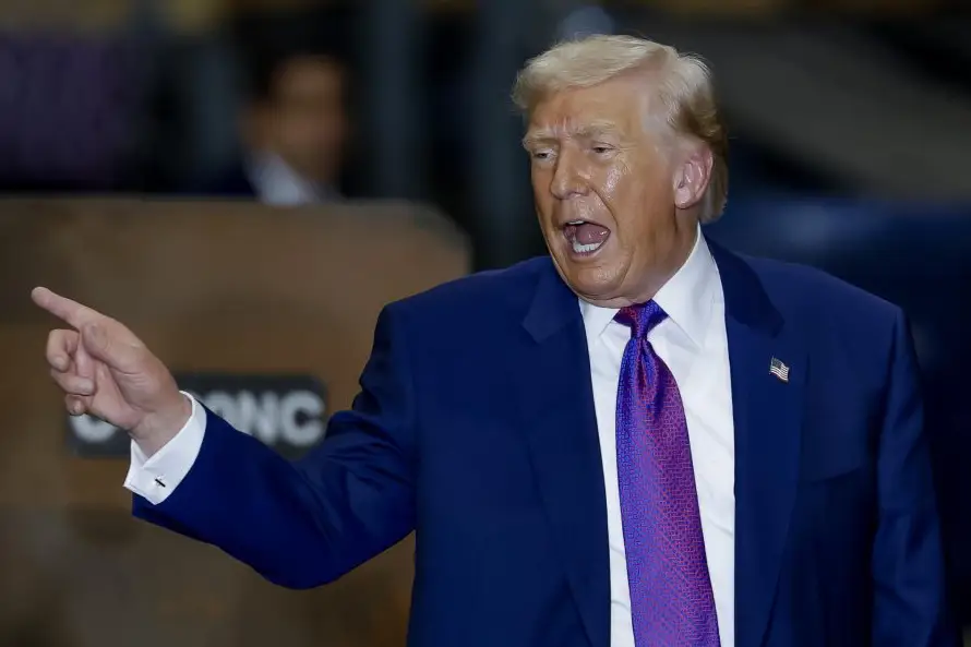 Trump dice que considera un ataque limitado para presionar a Irán