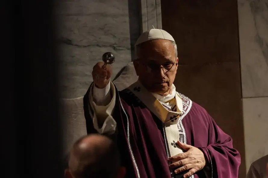 El papa pide a los fieles apagar un poco el teléfono y dedicar tiempo a los necesitados