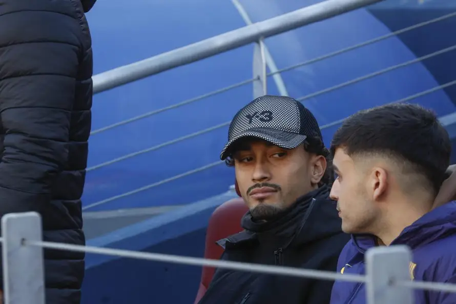 Raphinha, delantero del Barcelona, podría jugar ante Atlético si supera molestias musculares