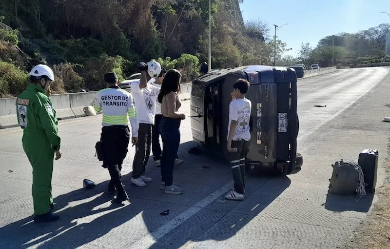 Conductora resulta lesionada tras volcar en carretera al Puerto de la Libertad