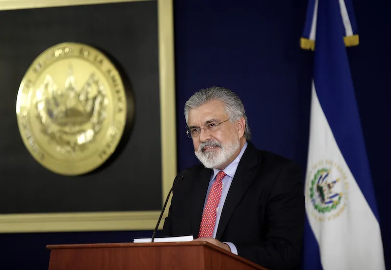 Aprueban permiso para condecoración de Italia a Alberto Arene