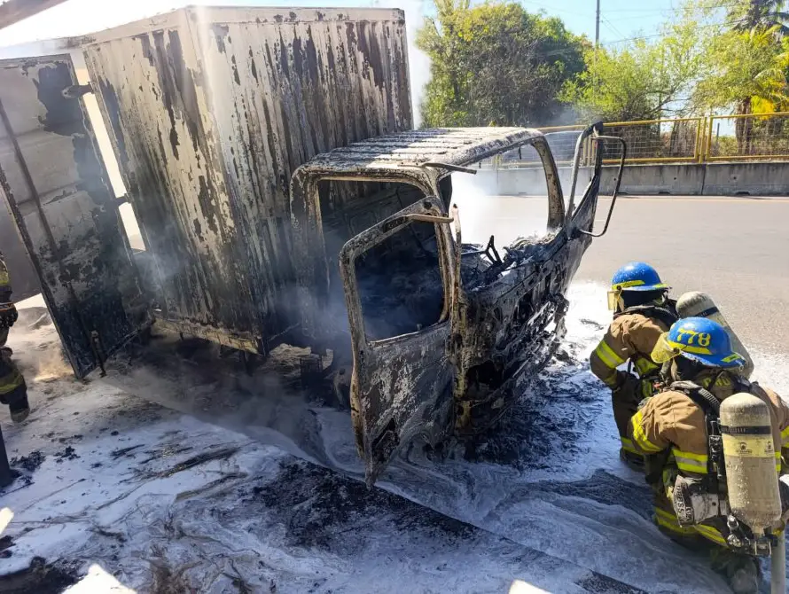 Dos quemados tras incendio de camión que llevaba combustible en San Juan Nonualco