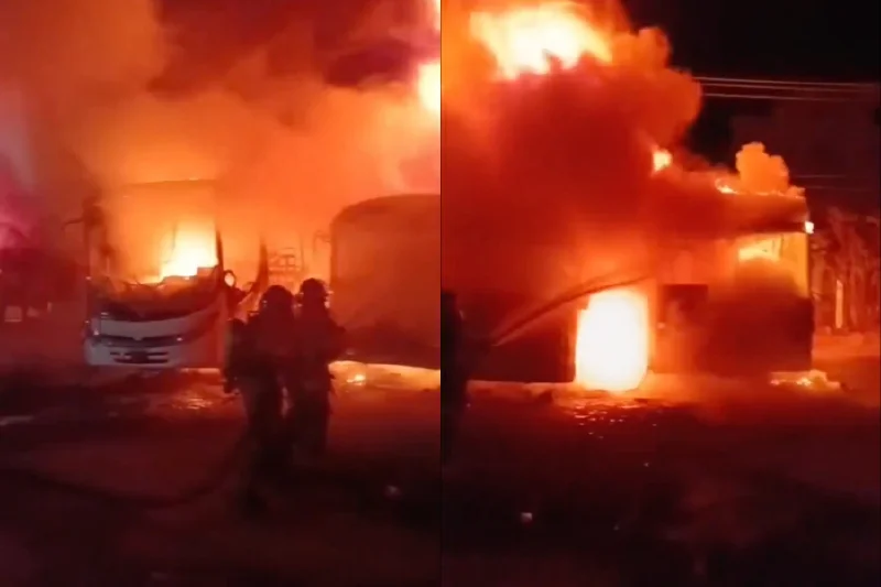 Un incendio consumió tres buses en Los Naranjos