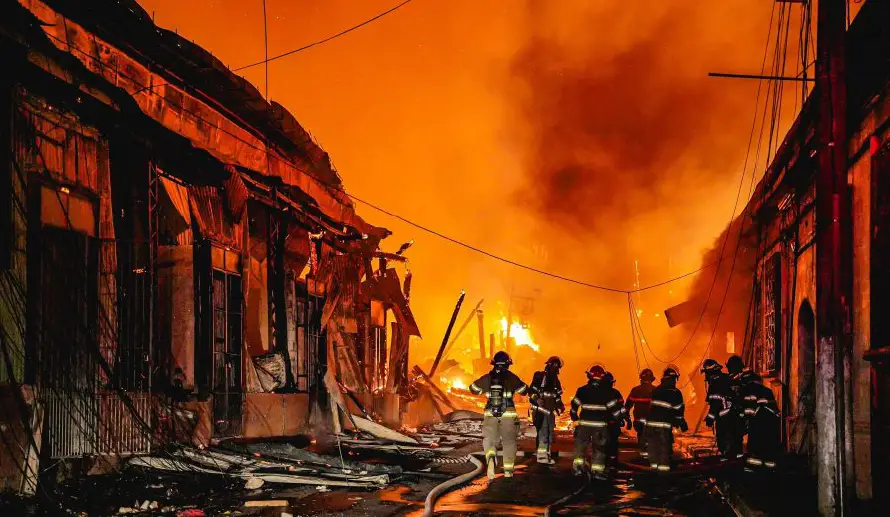Bomberos aún investiga la causa del incendio de la 8a calle Oriente del Centro Histórico