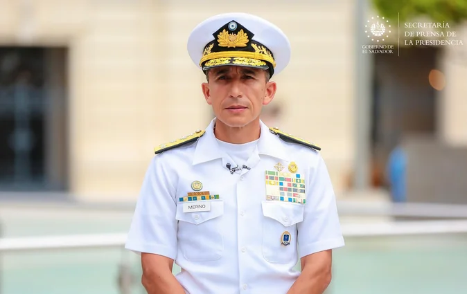 Bukele asciende a ministro de Defensa a grado de Almirante, elevando los cargos de un total de 752 militares