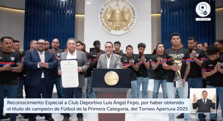 Presidente de Asamblea entrega reconocimiento a Firpo como campeón de fútbol en Torneo Apertura 2025