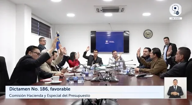 Avalan préstamo de $75 millones para DoctorSV: instalarán 400 quioscos dispensadores de medicamentos