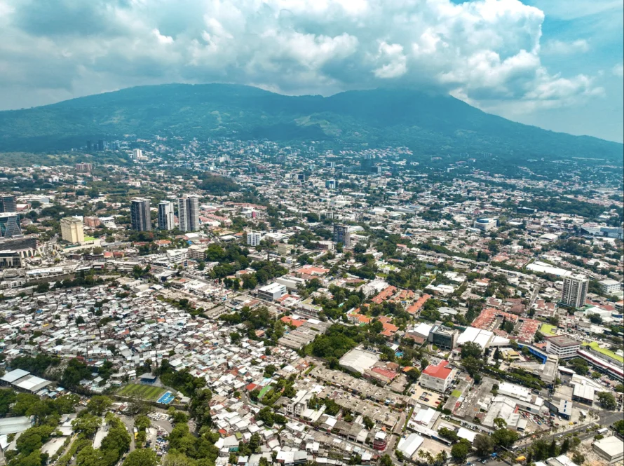 Vaguada mantendrá lluvias y actividad eléctrica este martes