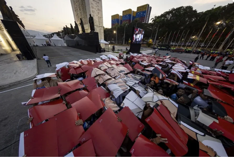 Chavistas forman con carteles una gran imagen de Maduro y su esposa para pedir su libertad