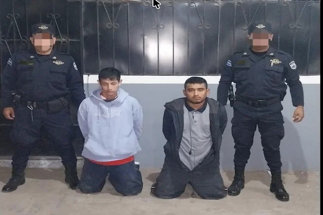 Capturan a dos sujetos por cometer un robo en La Libertad