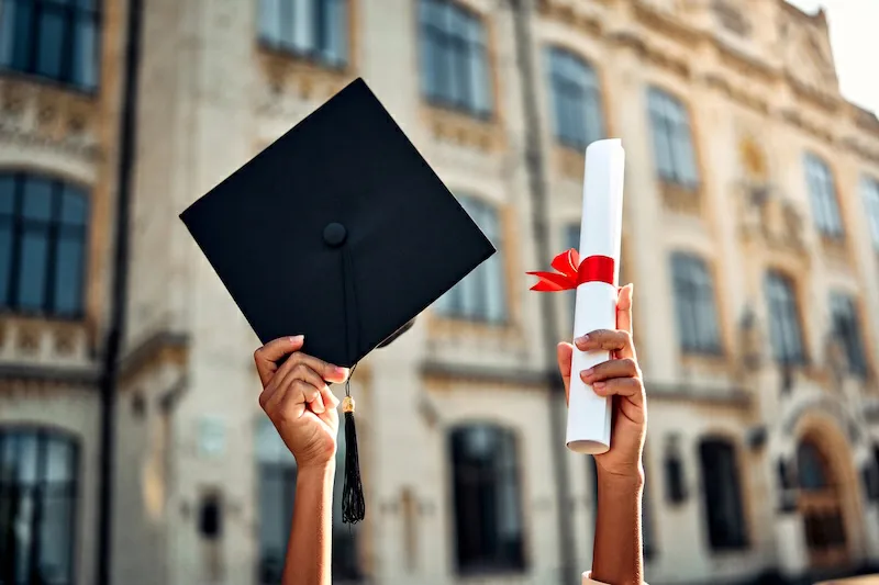 Gobierno salvadoreño divulga ofertas de becas para estudios en el extranjero