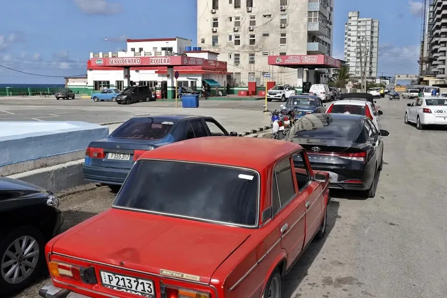 Estados Unidos relaja bloqueo petrolero a Cuba y autoriza venta de crudo a privados