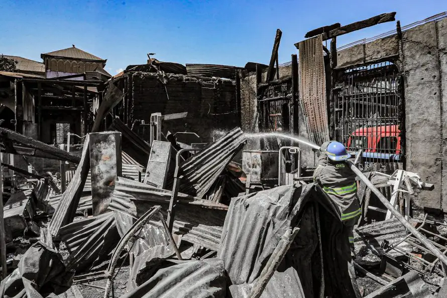 Continúan remoción de escombros en el Centro Histórico tras incendio que dejó cinco muertos