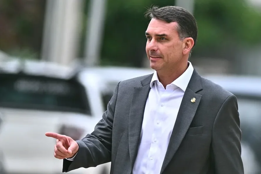 Flávio Bolsonaro viaja a Washington para tratar de reunirse con Trump