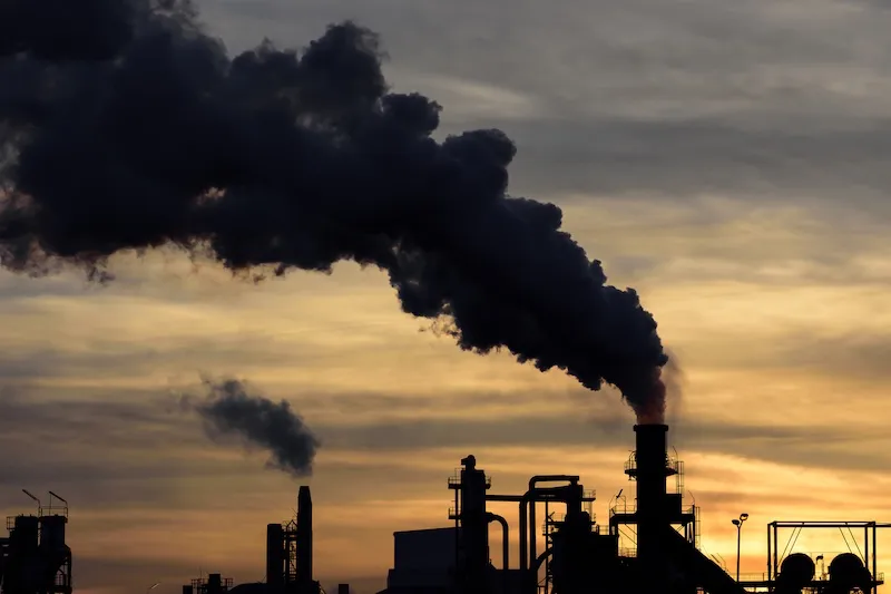 Trump revoca dictamen sobre gases contaminantes e insiste en negar el cambio climático