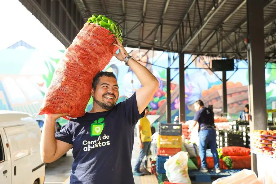 Adjudican compra de camiones que servirían para mejorar logística de agromercados